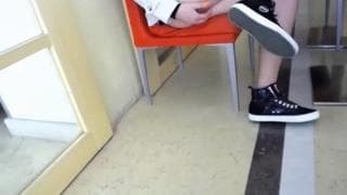 Essa depravada se toca em locais públicos