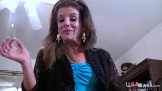 Vaca velha e experiente se masturba sozinha para nós