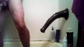 Cara mais velho brinca com sextoy no duche