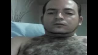 Uma cara cabeludo batendo punheta !