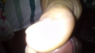 Gozando nos lindos pezinhos da esposa