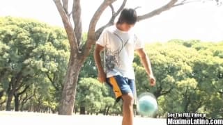 Este jovem jogador quer um pouco de sexo