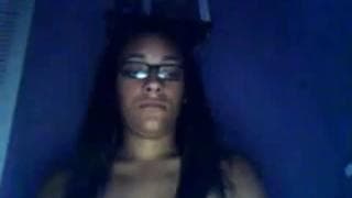 Mulher negra sozinha na frente da câmera