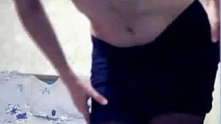 Ela tira tudo para tocar-se na câmera