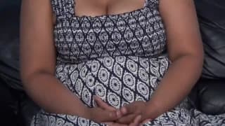 O cara levanta a saia e a masturba.