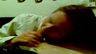 Mulher madura sentindo prazer em sua boca