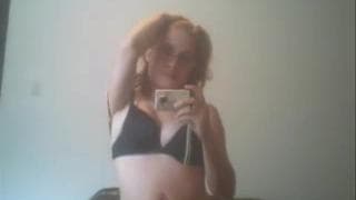 Ela gosta de tirar o sutiã e se gravar!