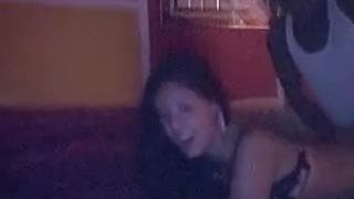 Jovem com tesão em quatro com um preto