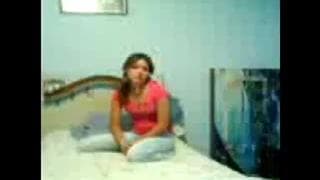 Ele sabe agradar essa jovem com buceta peluda