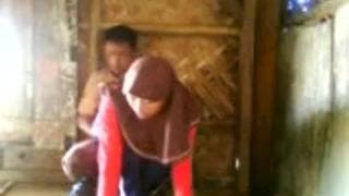 Casal de jovens árabes tentando transar!