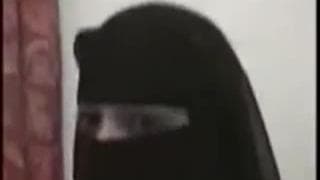 A esposa de um árabe é gravada fodendo