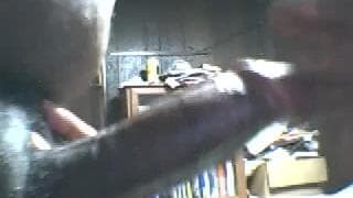 Este homem põe seu grande pênis na boca dela.