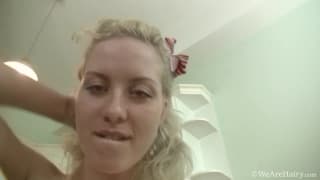 Nomi é uma loira gostosa com dildo na buceta Nomi é uma loira gostosa com dildo na buceta