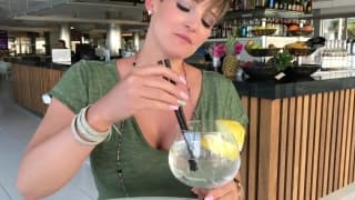 Uma milf britânica seduz com o corpo Uma milf britânica seduz com o corpo