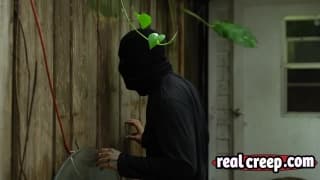 Em vez de roubar sua casa, ele prefere transar