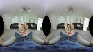 Duas loiras travessas em um trio com um cara em uma caravana