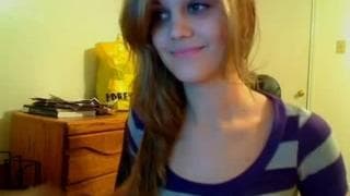 Puta sexy enfia os dedos na bunda dela