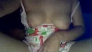 Sozina acaricia o corpo à nossa frente