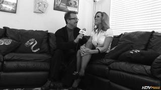 Brandi tem um homem no sofá dela e aproveita