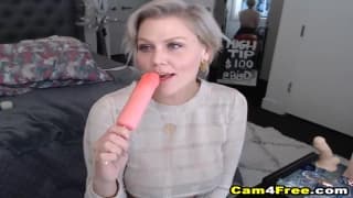 Loira madura sabe como agradar a si mesma.