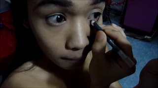 A punheta de uma transexual asiática em casa