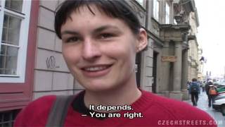 Uma jovem desconhecida é levada ao banheiro