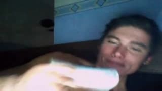 Esse homem moreno desfruta na webcam