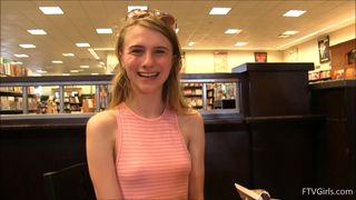 A loira vadia fica nua em público