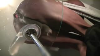 Uma cadeira especial para esse gay gozar!