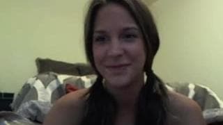 Aproveita para se masturbar na frente da webcam