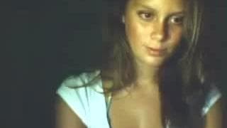 Bela jovem usando seus dedos brincalhoes