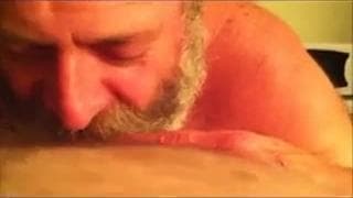 Cara velho coloca seus lábios em torno de pau