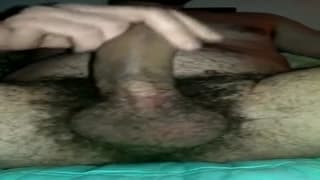 Cara peludo se masturba até ejacular na cama