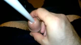 Sente prazer mentendo algo na sua rola