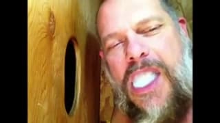 Velho gay fetichista aproveitando o buraco