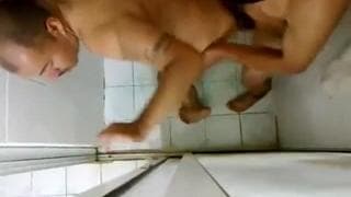 Casal de gays fodendo dentro do chuveiro