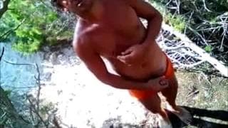 Uma câmera na árvore grava ele se masturbando