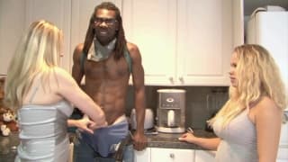 Louras bonitas fodem um homem negro pauzudo e empolgado