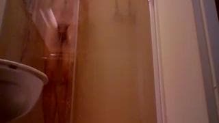 Esse cara é gravado no chuveiro acariciando-se