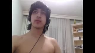 Na frente de sua webcam é onde ele fica duro