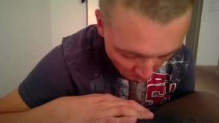 Assim ele passa a tarde chupando um pau