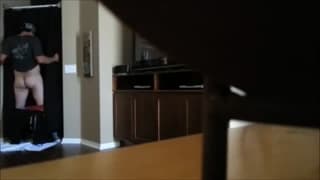 Um casal gay amador fodendo na cozinha