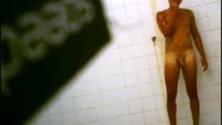 Eles espionam esse jovem com um pau. Eles espionam esse jovem com um pau.