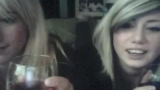 Um casal lesbico beijando com caricias Um casal lesbico beijando com caricias