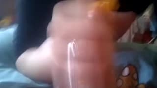 Ela faz uma bela punheta com camisinha