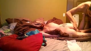 Ele fode sua ruiva em casa sem parar