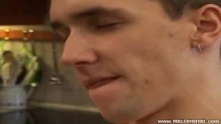 Dois twinks fofos chupam um ao outro na cozinha