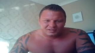 Esse cara gosta de se mostrar na nossa frente