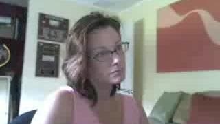 Morena grávida se exibe para os fãs