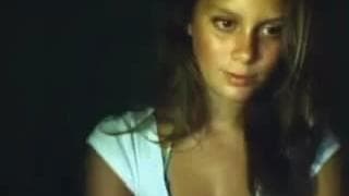 Linda garota acaricia-se na câmera.